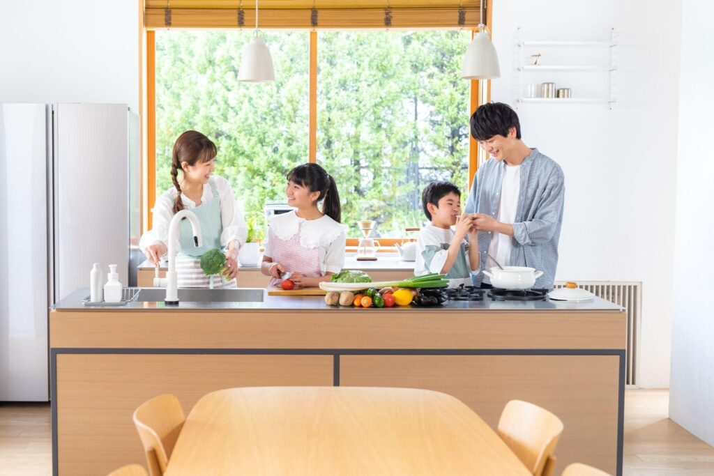 キッチンに立つ家族
