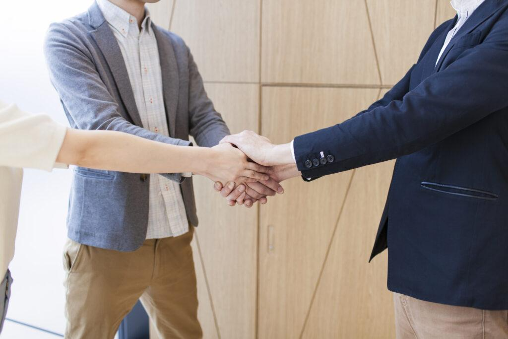 営業マンと握手