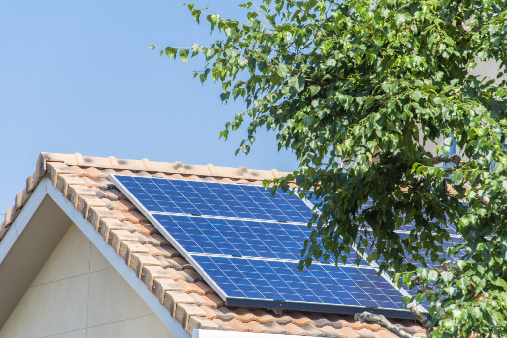 卒FITへの対策（太陽光発電が設置されている光景）