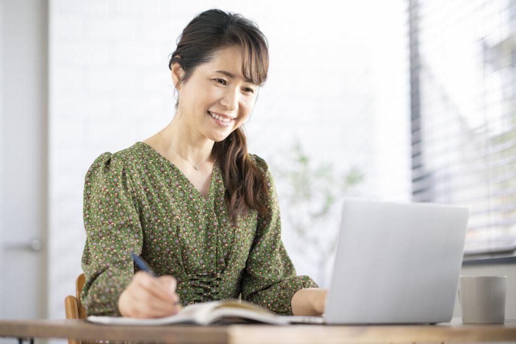 調べる女性