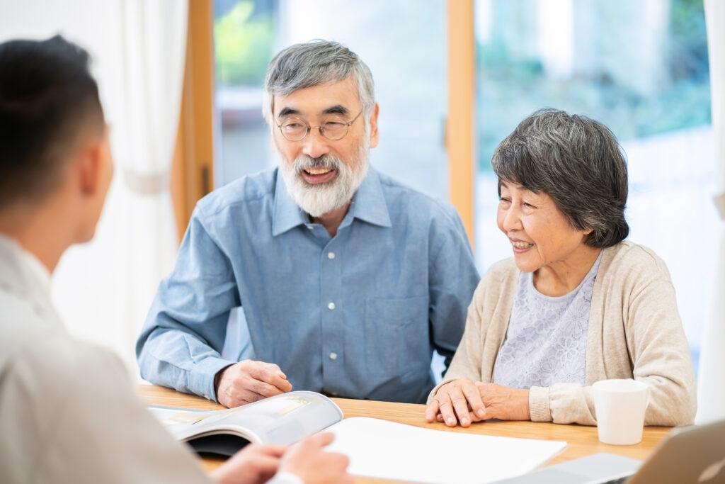 高齢夫婦と営業マン