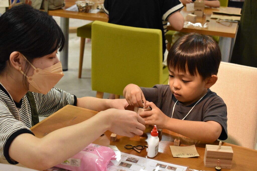 ロボットつくりをするお子さま(1)