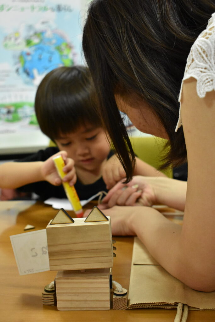 ロボットつくりをするお子さま(2)