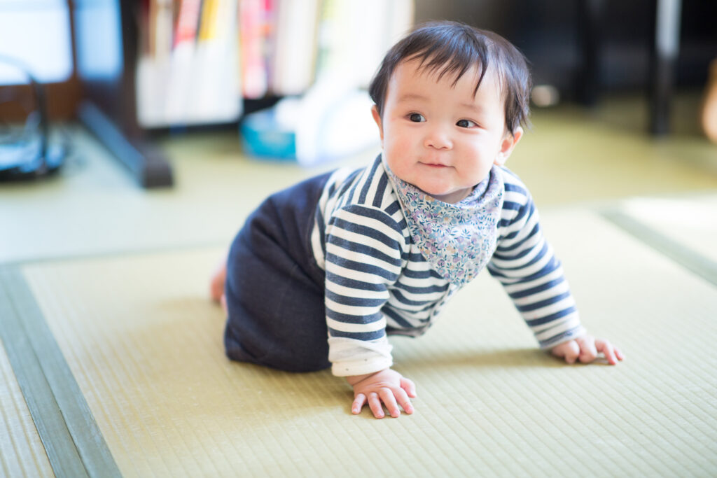 畳でハイハイする赤ちゃんの画像