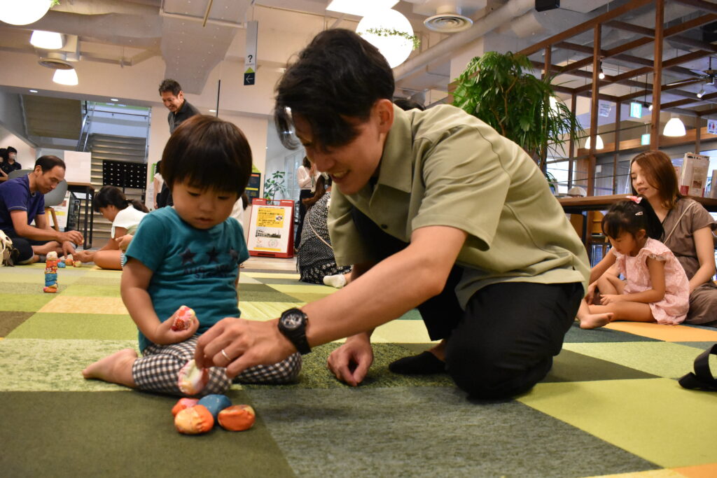 積み木感覚でお手玉を積み上げる親子