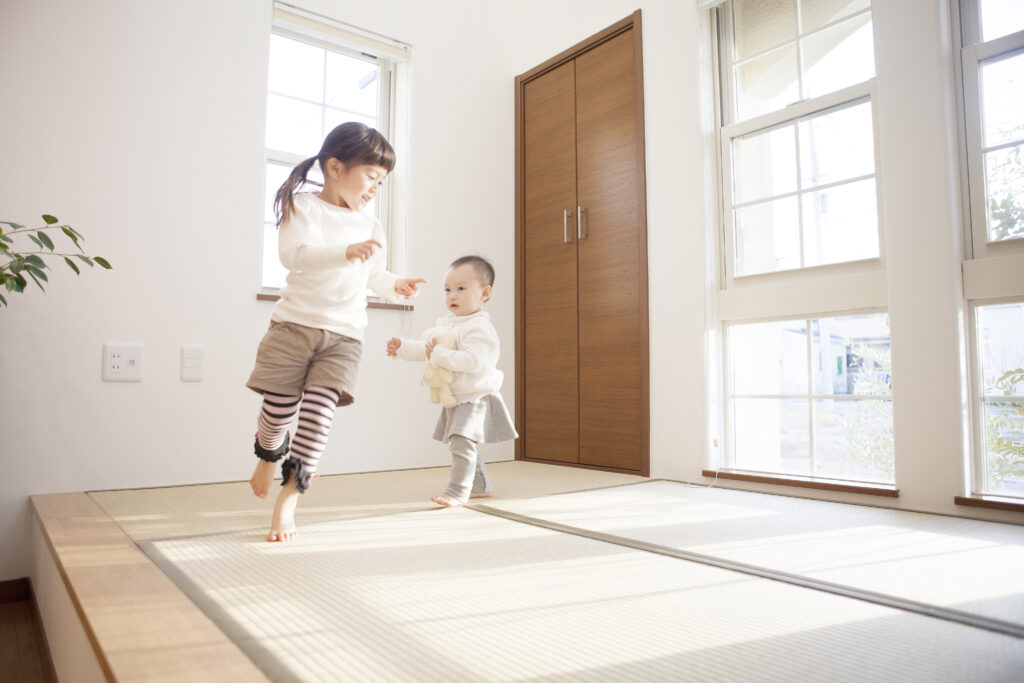 和室で遊ぶ子供