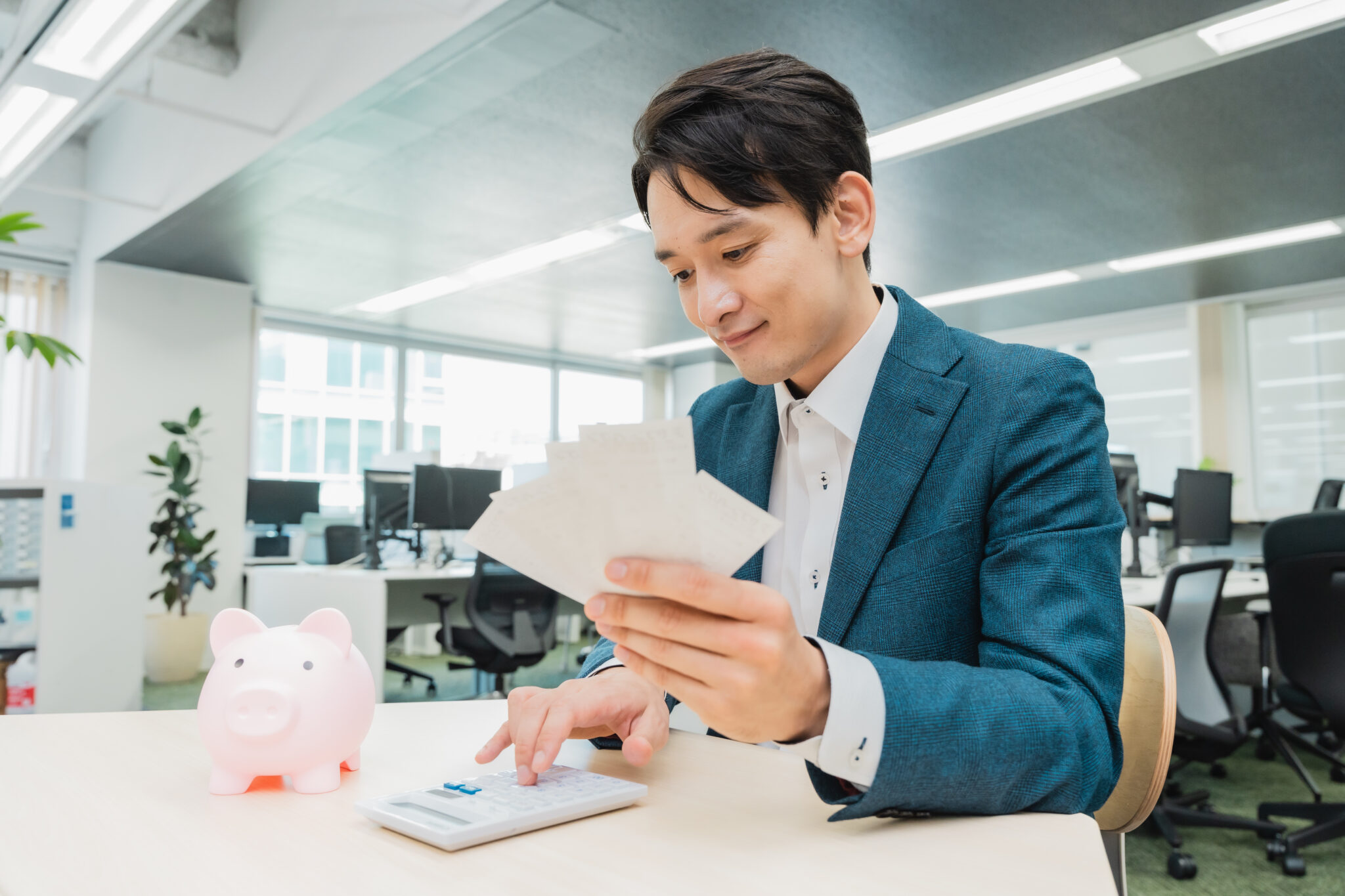 年末調整する男性