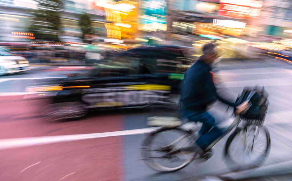 本の東京都市景観 自転車の危険運転・もしもしどこを走っているのですか？＝渋谷駅前で