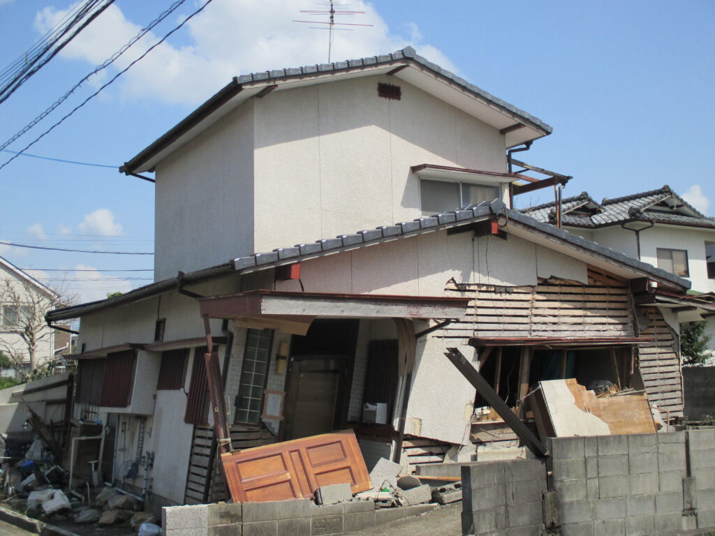 震災で倒れた家