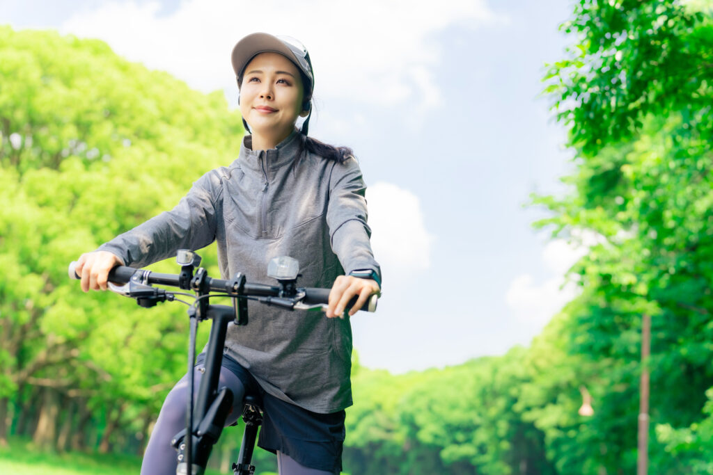 自転車に乗る女性