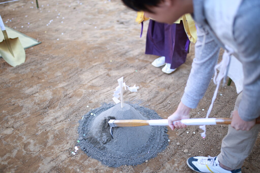 地鎮祭で鍬入れする人の画像