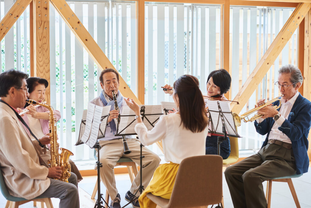 楽器演奏を仲間と楽しむ