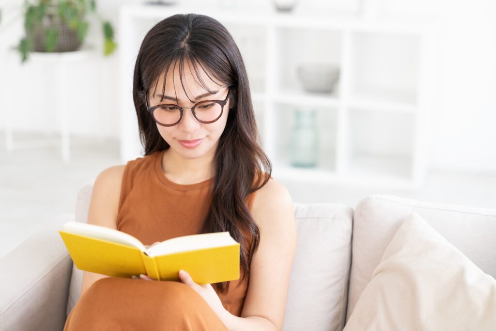 読書する女性
