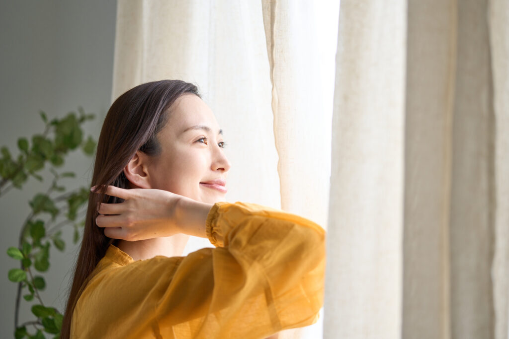 換気する女性のイメージ画像