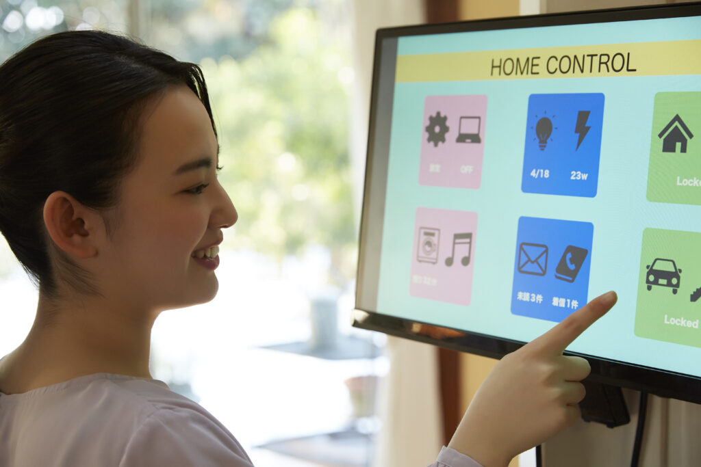 スマートハウスを操作する女性の画像