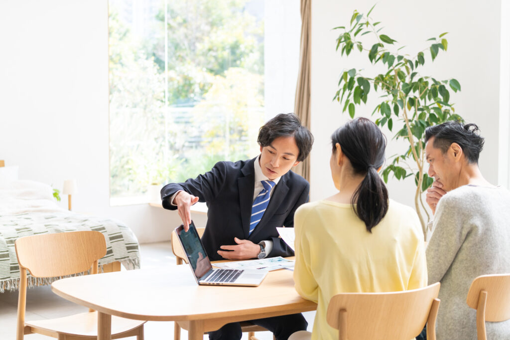 営業マンと話している夫婦