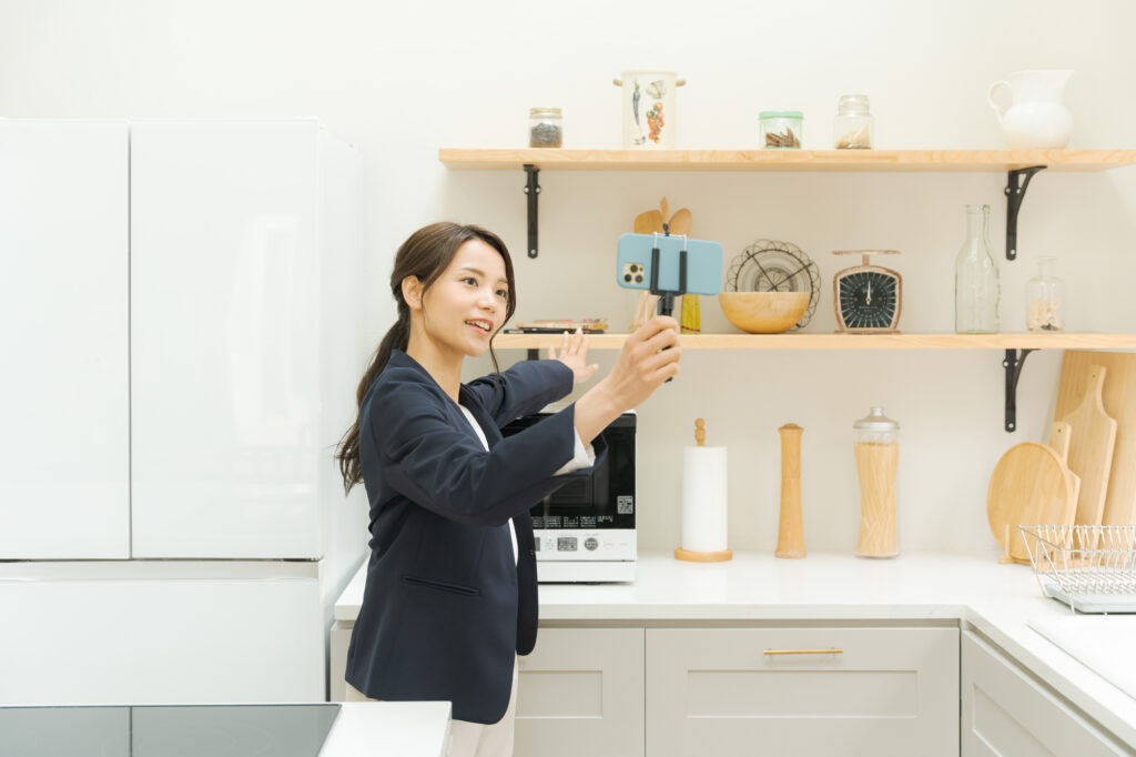 部屋の案内をしている女性