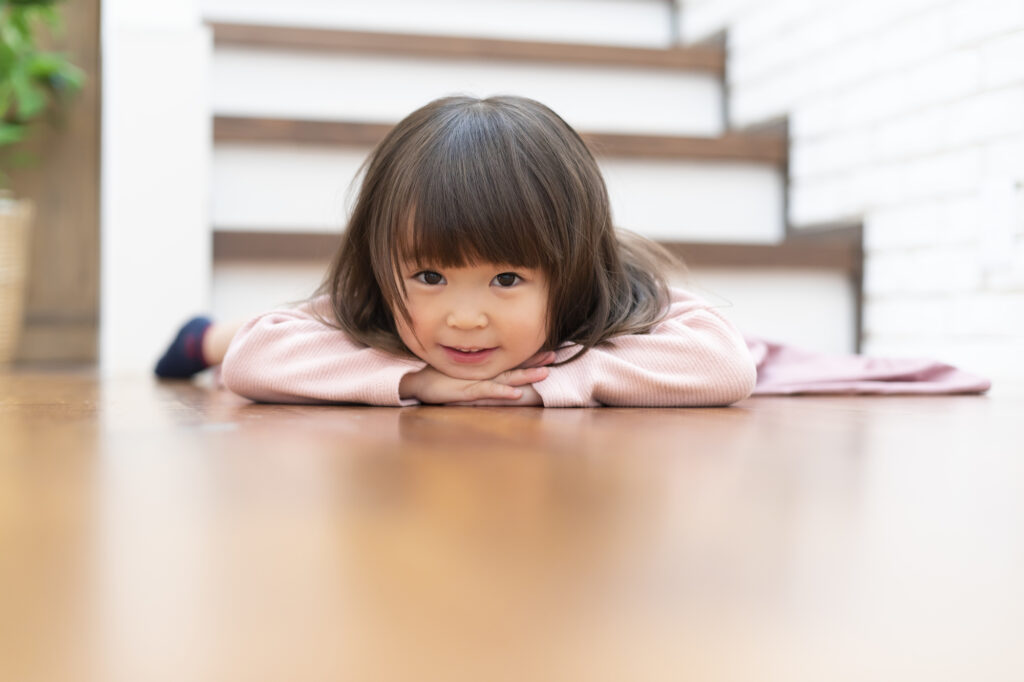 床で寝転んでいる子ども