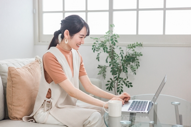 検索する女性