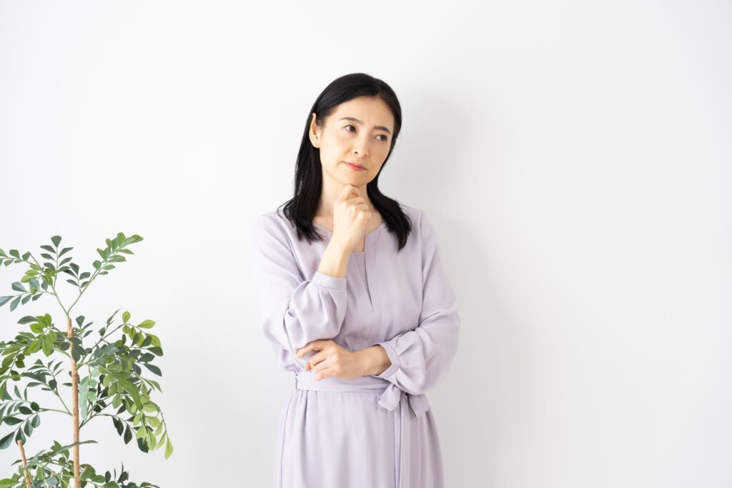 考える女性