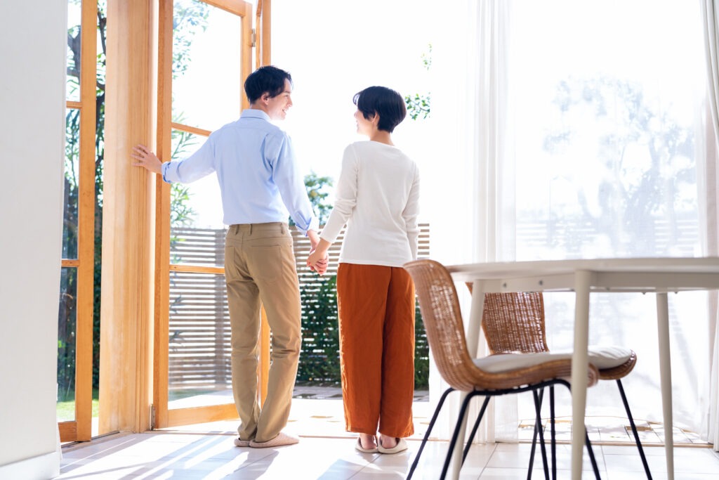 話し合う夫婦