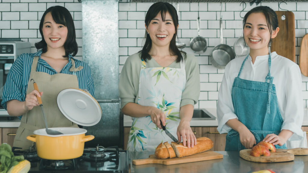 料理を楽しむ女性