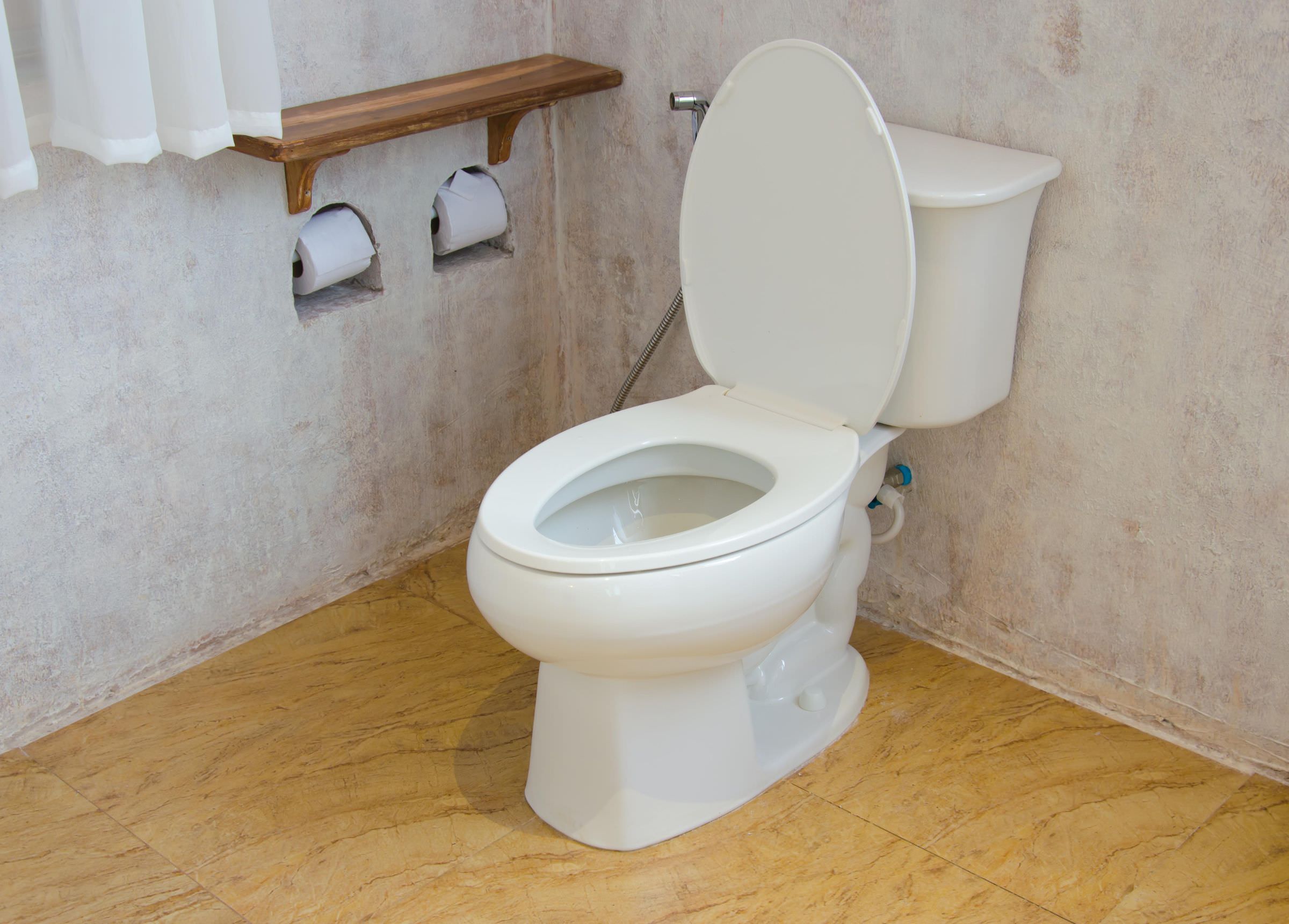 そのニオイ、放置は危険！ トイレの下水臭さの原因と今すぐできる対処法