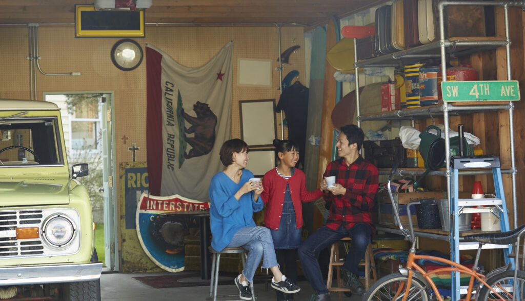 ガレージで話す親子