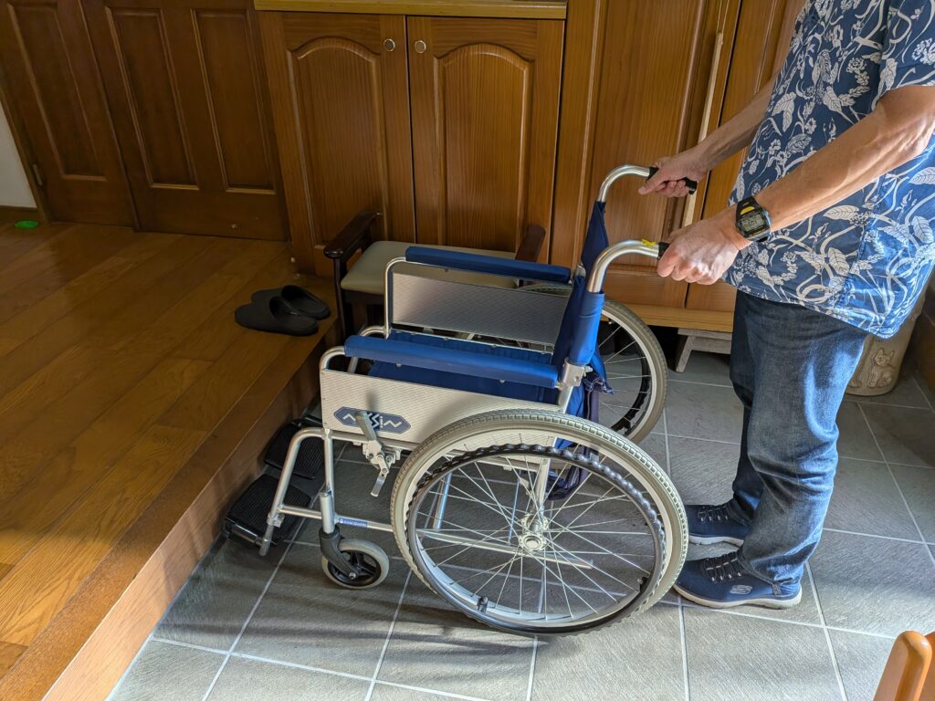 段に車椅子を近づける