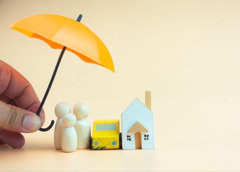 傘で家や人を守っている